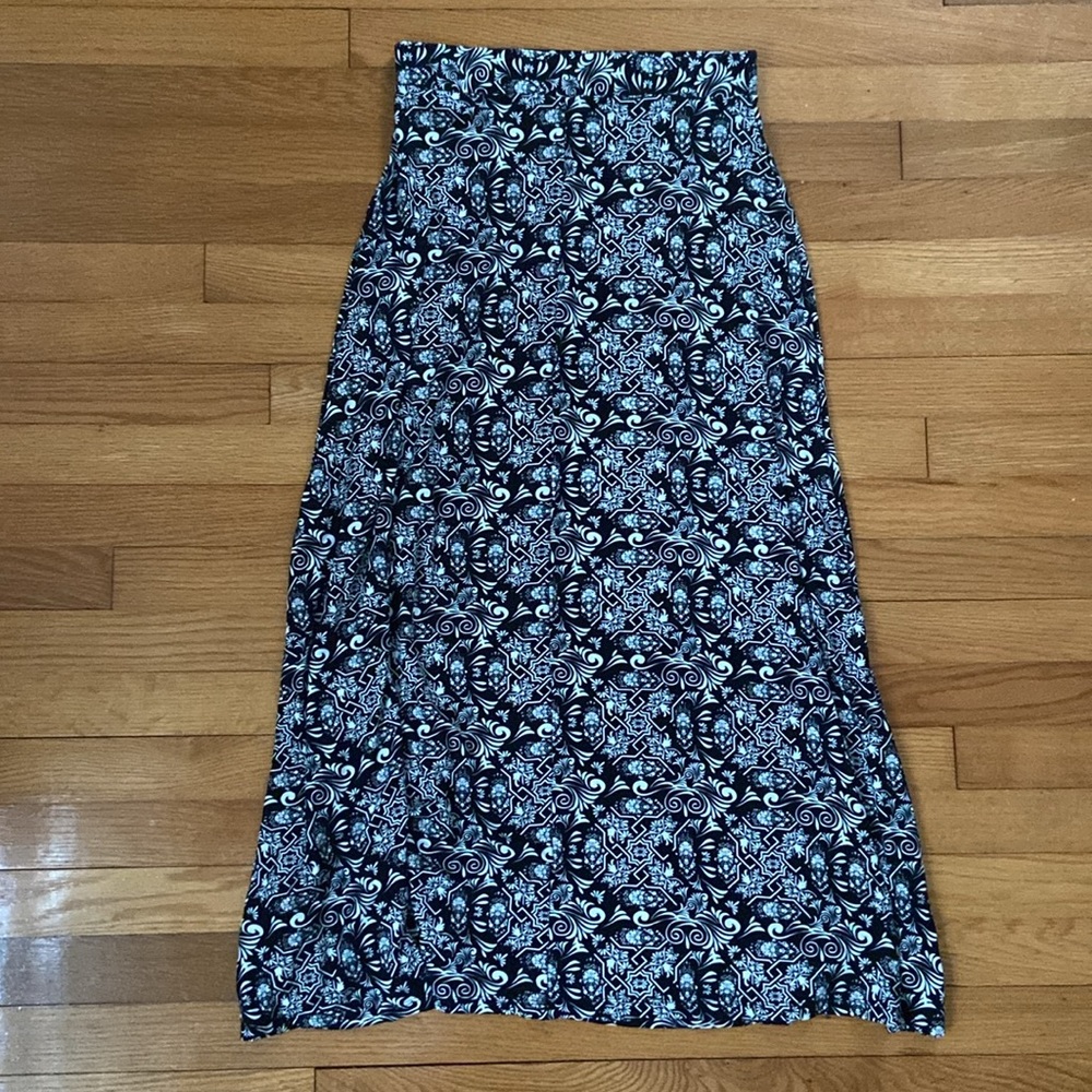 Per Se Like New Gorgeous Black and White Abstract Print Maxi Skirt